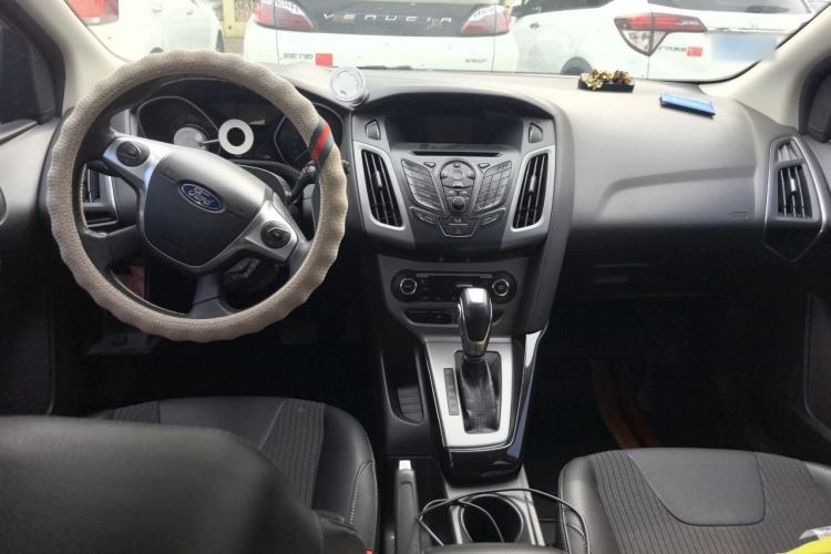 Used Ford Focus 2012 Hatchback 1.6L Automatic Fashion Edition Center Console