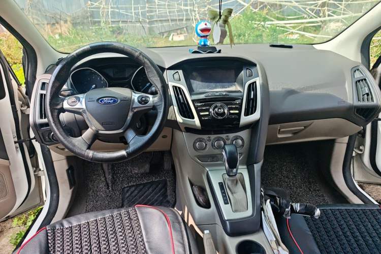Used Ford Focus 2012 Sedan 1.6L Automatic Comfort Model Center Console