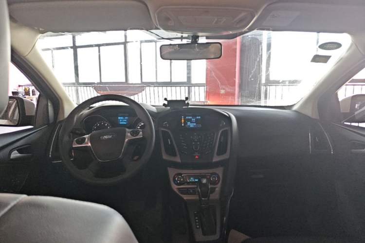 Used Ford Focus 2012 Hatchback 1.6L Automatic Fashion Edition Center Console