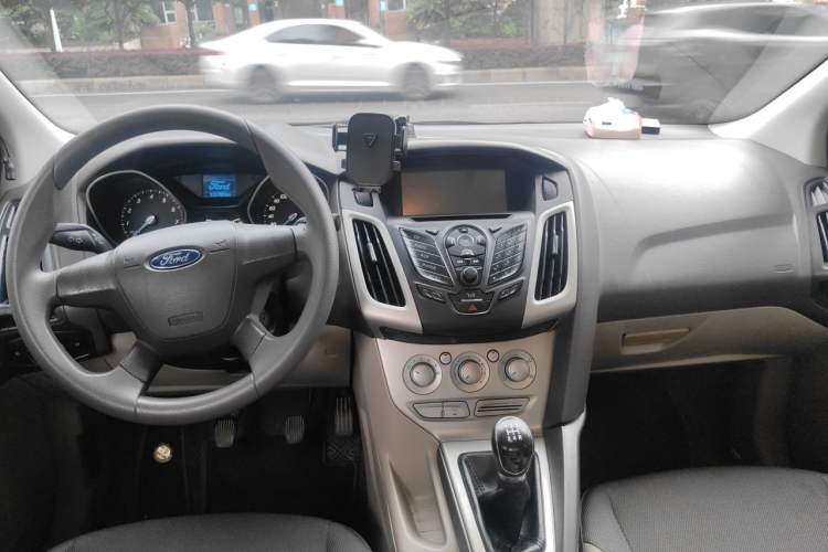 Used Ford Focus 2012 Sedan 1.6L Manual Comfort Model Center Console