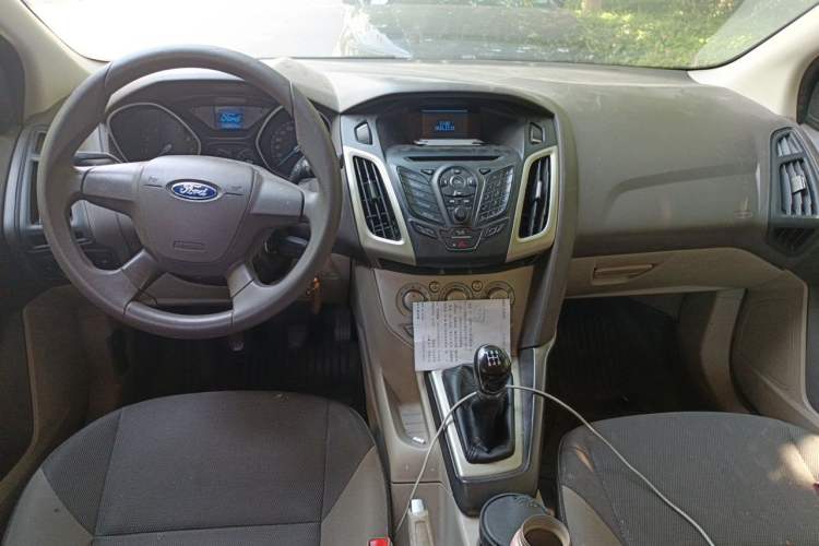 Used Ford Focus 2012 Sedan 1.6L Manual Comfort Model Center Console