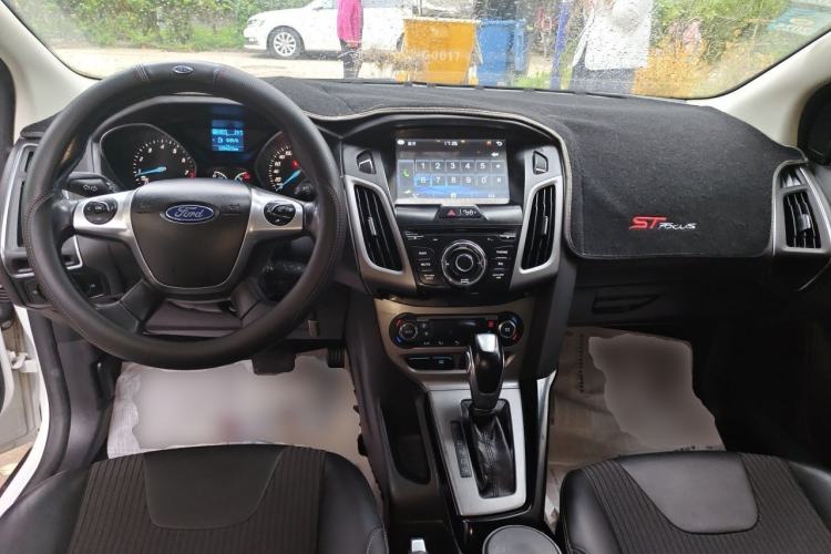 Used Ford Focus 2012 Sedan 1.6L Automatic Fashion Edition Center Console