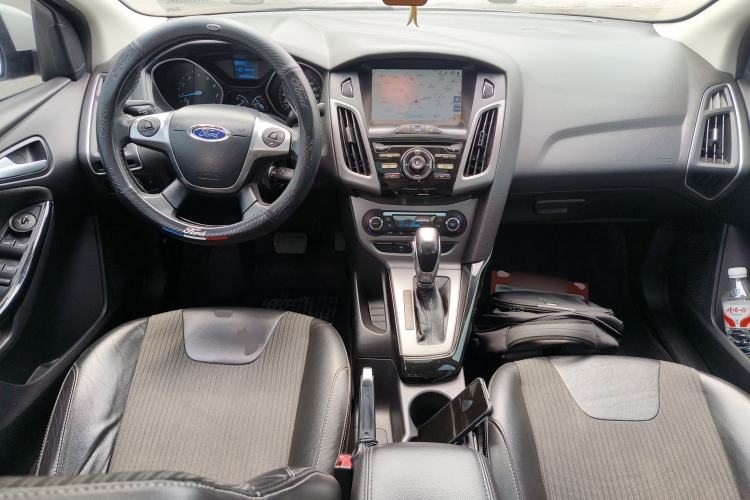 Used Ford Focus 2012 Sedan 1.6L Automatic Fashion Edition Center Console