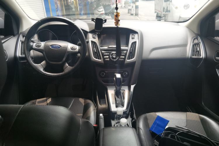 Used Ford Focus 2012 Hatchback 1.6L Automatic Fashion Edition Center Console