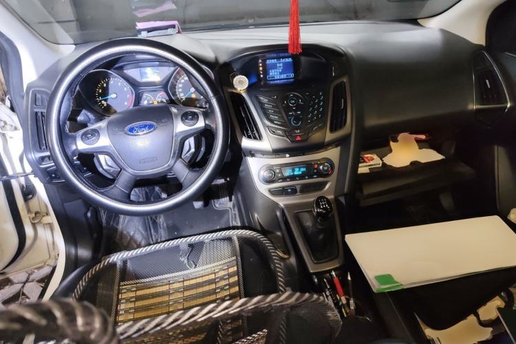 Used Ford Focus 2012 Sedan 1.6L Manual Fashion Edition Center Console