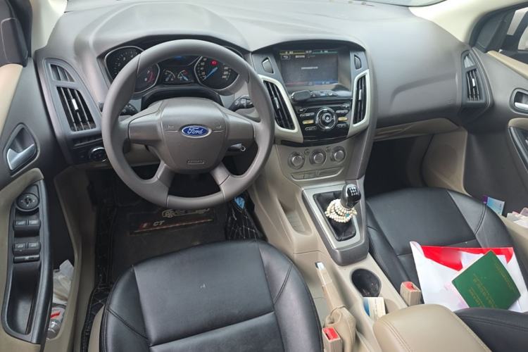 Used Ford Focus 2012 Sedan 1.6L Manual Comfort Model Center Console