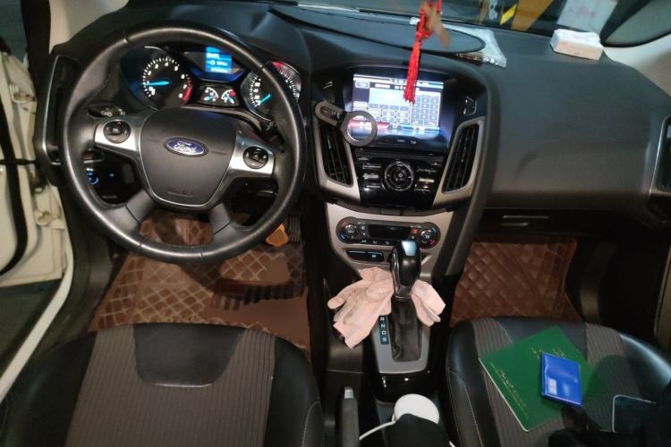 Used Ford Focus 2012 Hatchback 1.6L Automatic Fashion Edition Center Console