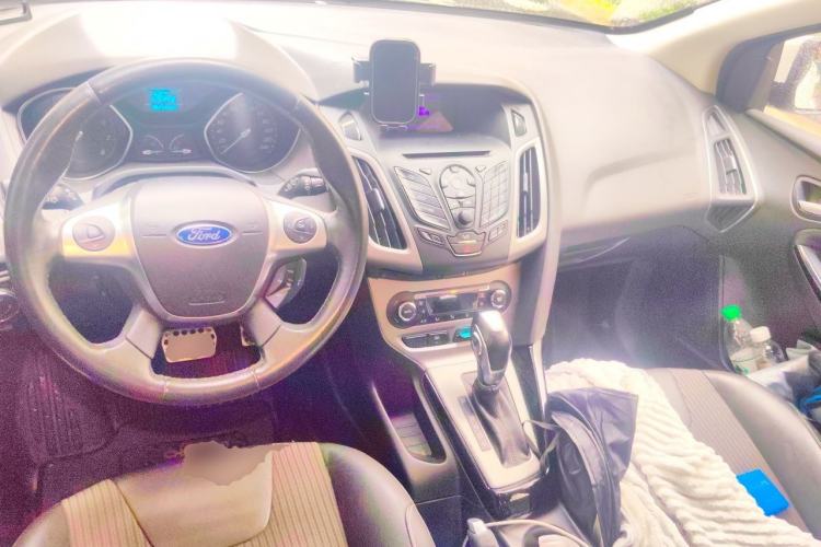 Used Ford Focus 2012 Hatchback 1.6L Automatic Fashion Edition Center Console