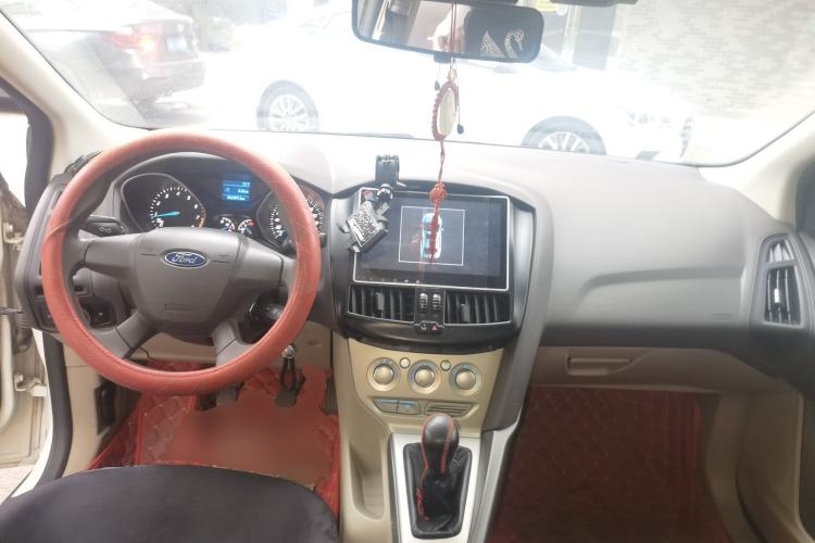 Used Ford Focus 2012 Sedan 1.6L Manual Comfort Model Center Console