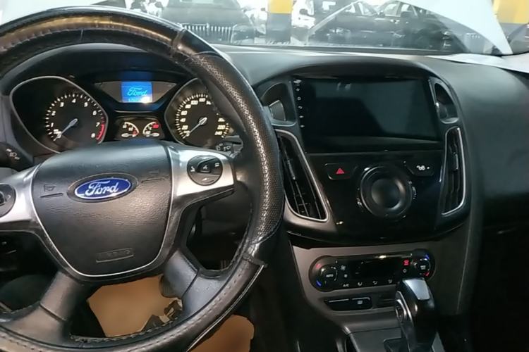 Used Ford Focus 2012 Hatchback 1.6L Automatic Fashion Edition Center Console