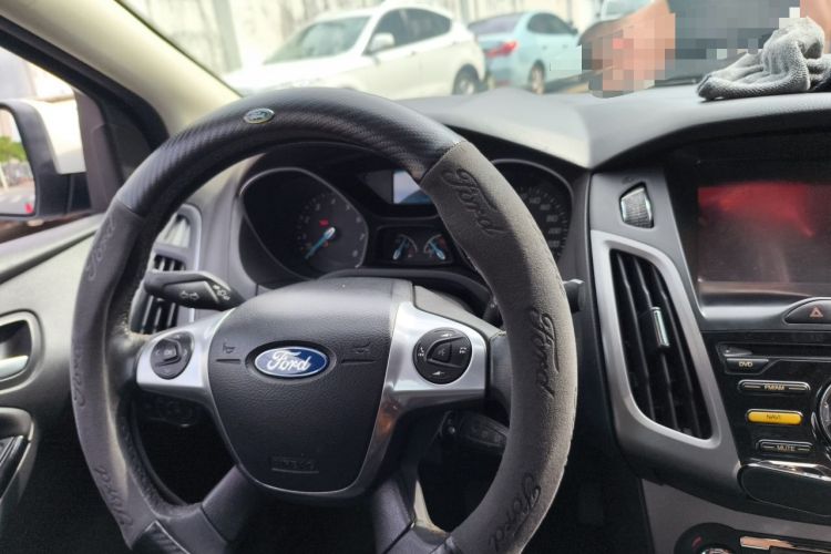 Used Ford Focus 2012 Sedan 1.6L Automatic Fashion Edition Center Console