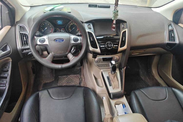 Used Ford Focus 2012 Hatchback 1.6L Automatic Fashion Edition Center Console