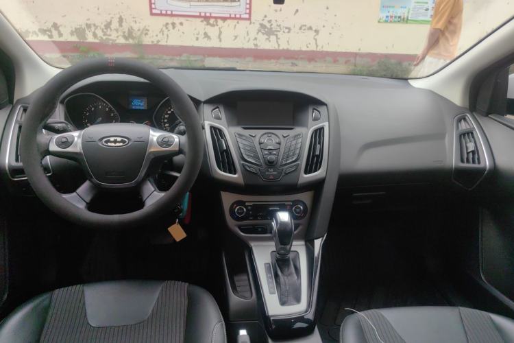 Used Ford Focus 2012 Hatchback 1.6L Automatic Fashion Edition Center Console