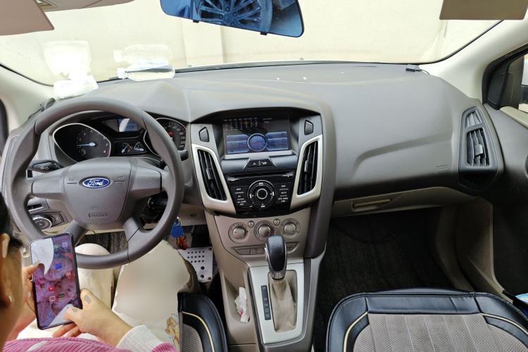 Used Ford Focus 2012 Sedan 1.6L Automatic Comfort Model Center Console