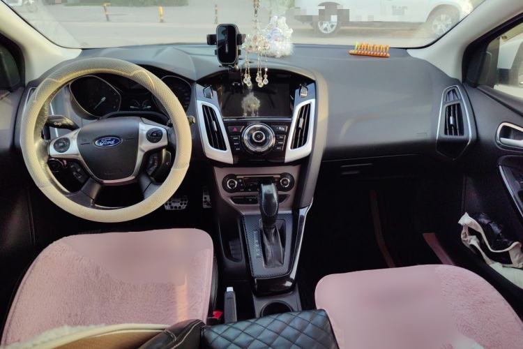 Used Ford Focus 2012 Hatchback 1.6L Automatic Fashion Edition Center Console