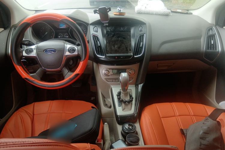 Used Ford Focus 2012 Sedan 1.6L Automatic Fashion Edition Center Console