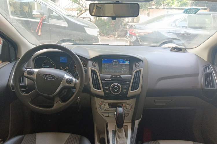 Used Ford Focus 2012 Sedan 1.6L Automatic Fashion Edition Center Console