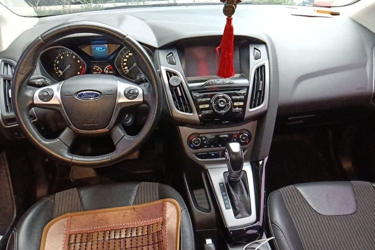 Used Ford Focus 2012 Sedan 1.6L Automatic Fashion Edition Center Console