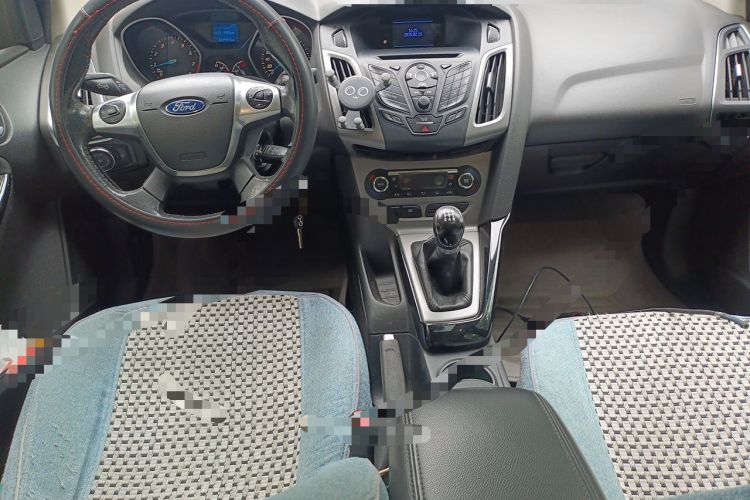 Used Ford Focus 2012 Sedan 1.6L Manual Fashion Edition Center Console