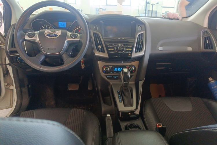 Used Ford Focus 2012 Hatchback 1.6L Automatic Fashion Edition Center Console