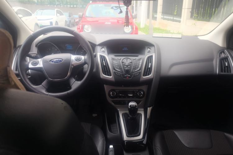 Used Ford Focus 2012 Sedan 1.6L Manual Fashion Edition Center Console