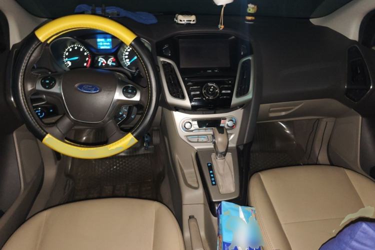 Used Ford Focus 2012 Hatchback 1.6L Automatic Fashion Edition Center Console