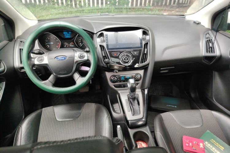 Used Ford Focus 2012 Sedan 1.6L Automatic Fashion Edition Center Console