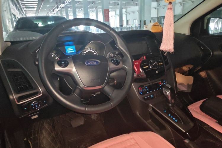 Used Ford Focus 2012 Hatchback 1.6L Automatic Fashion Edition Center Console