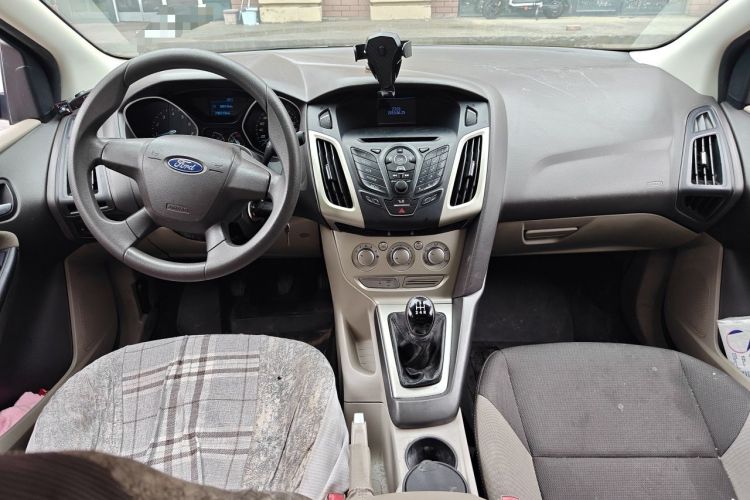 Used Ford Focus 2012 Sedan 1.6L Manual Comfort Model Center Console