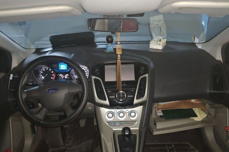 Used Ford Focus 2012 Sedan 1.6L Manual Comfort Model Center Console