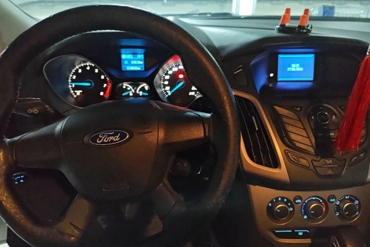 Used Ford Focus 2012 Hatchback 1.6L Automatic Comfort Model Center Console