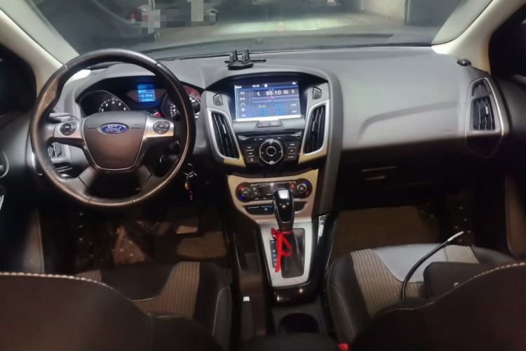 Used Ford Focus 2012 Sedan 1.6L Automatic Fashion Edition Center Console
