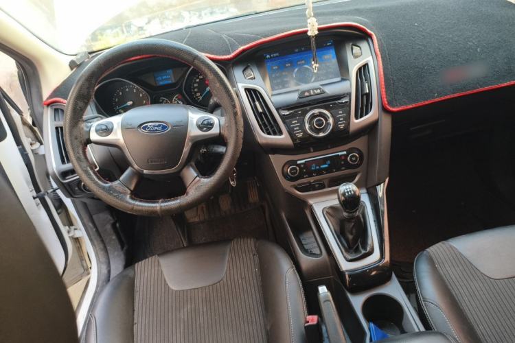 Used Ford Focus 2012 Sedan 1.6L Manual Fashion Edition Center Console
