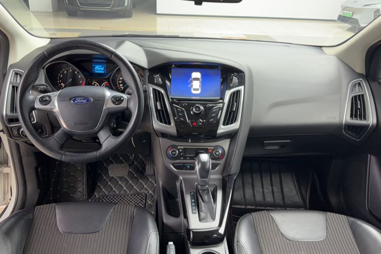 Used Ford Focus 2012 Hatchback 1.6L Automatic Fashion Edition Center Console