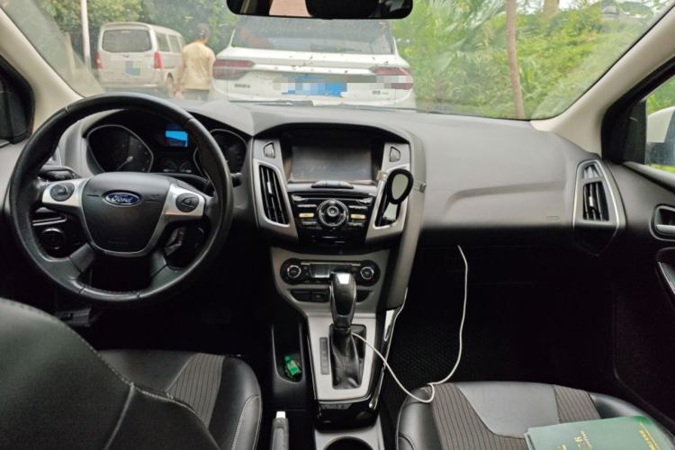 Used Ford Focus 2012 Sedan 1.6L Automatic Fashion Edition Center Console