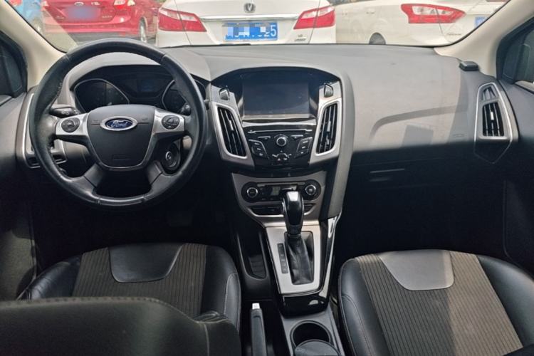 Used Ford Focus 2012 Sedan 1.6L Automatic Fashion Edition Center Console