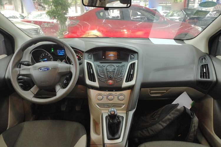 Used Ford Focus 2012 Sedan 1.6L Manual Comfort Model Center Console