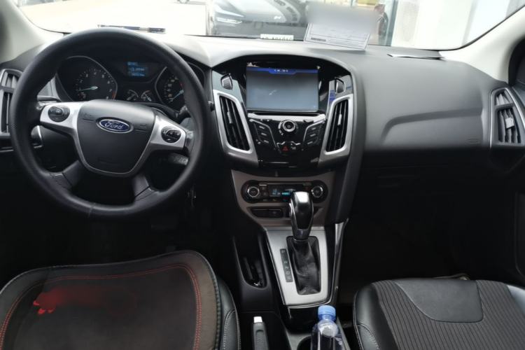 Used Ford Focus 2012 Hatchback 1.6L Automatic Fashion Edition Center Console