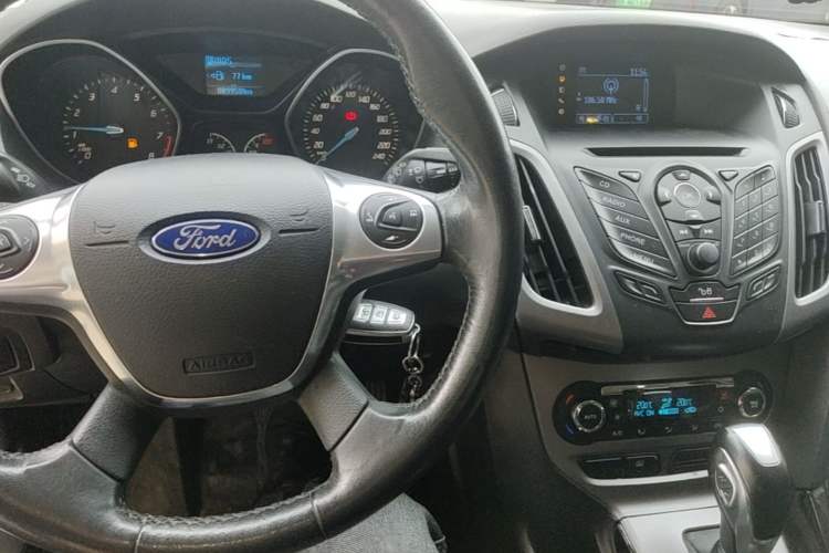 Used Ford Focus 2012 Hatchback 1.6L Automatic Fashion Edition Center Console