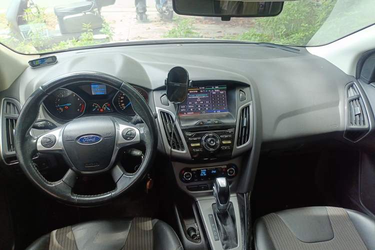 Used Ford Focus 2012 Hatchback 1.6L Automatic Fashion Edition Center Console