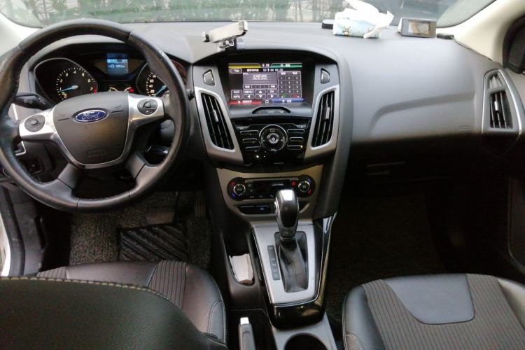 Used Ford Focus 2012 Hatchback 1.6L Automatic Fashion Edition Center Console