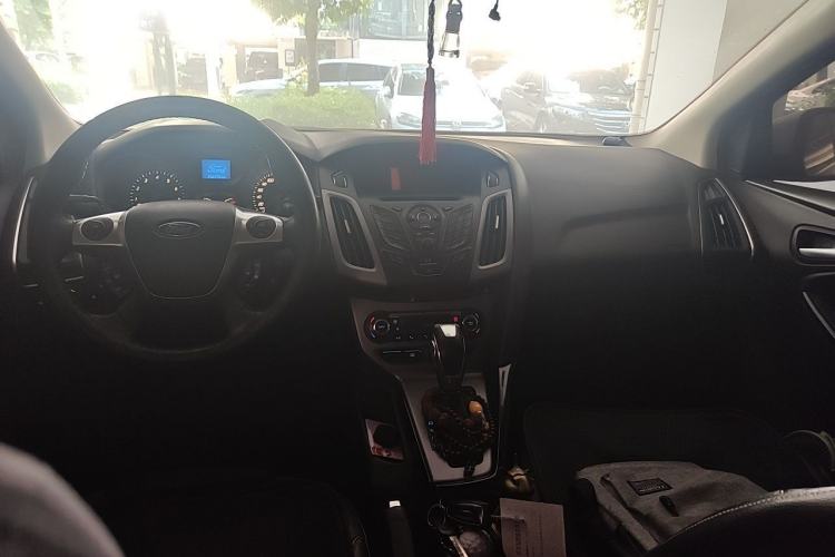 Used Ford Focus 2012 Sedan 1.6L Automatic Fashion Edition Center Console
