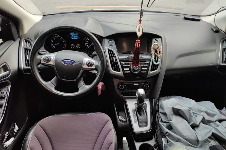 Used Ford Focus 2012 Sedan 1.6L Automatic Fashion Edition Center Console