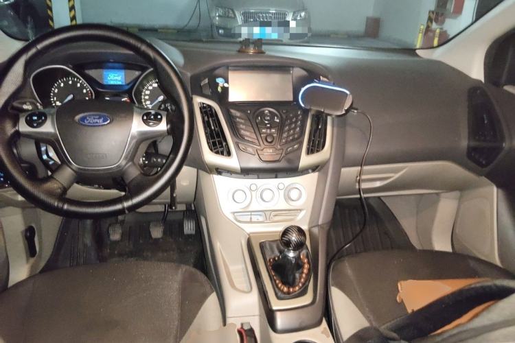 Used Ford Focus 2012 Sedan 1.6L Manual Comfort Model Center Console