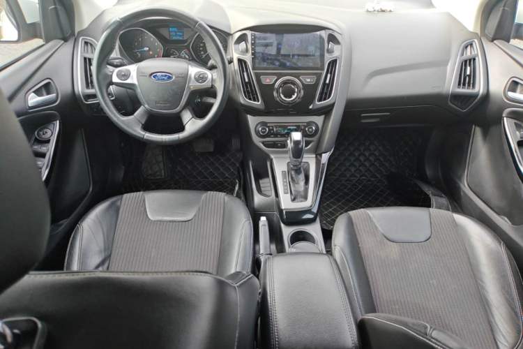 Used Ford Focus 2012 Hatchback 1.6L Automatic Fashion Edition Center Console