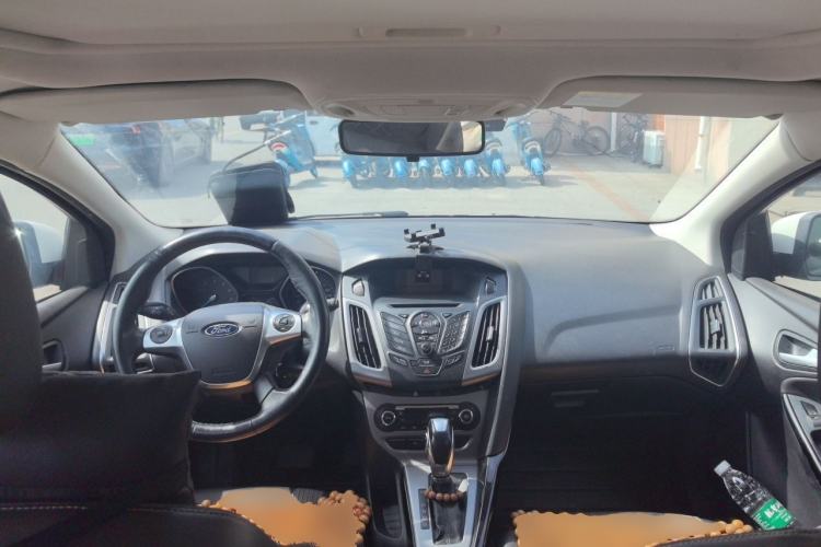 Used Ford Focus 2012 Hatchback 1.6L Automatic Fashion Edition Center Console