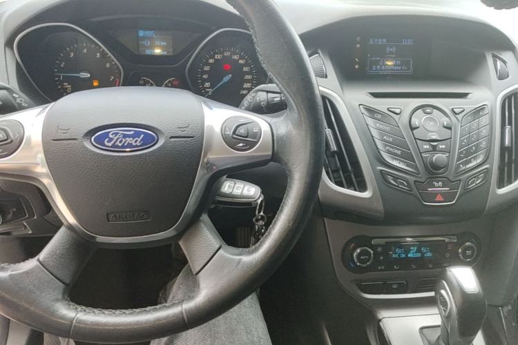 Used Ford Focus 2012 Hatchback 1.6L Automatic Fashion Edition Center Console