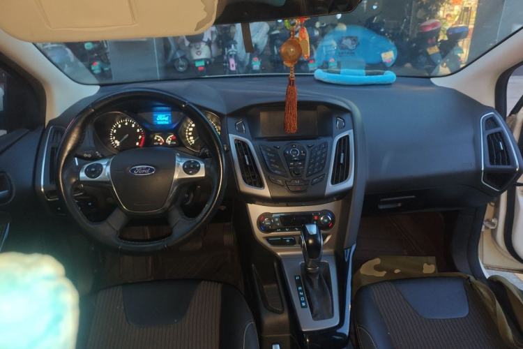 Used Ford Focus 2012 Hatchback 1.6L Automatic Fashion Edition Center Console