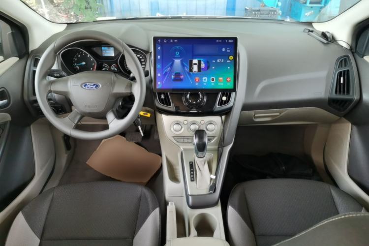Used Ford Focus 2012 Sedan 1.6L Automatic Comfort Model Center Console