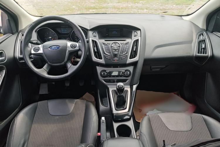 Used Ford Focus 2012 Sedan 1.6L Manual Fashion Edition Center Console